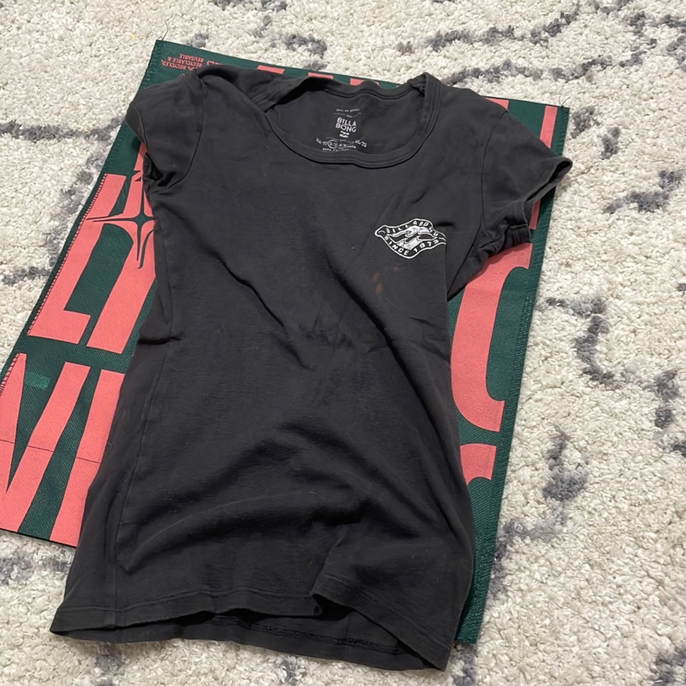 Black billabong tee